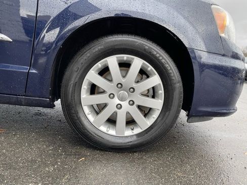 Used 2016 Chrysler Town & Country Touring image 33