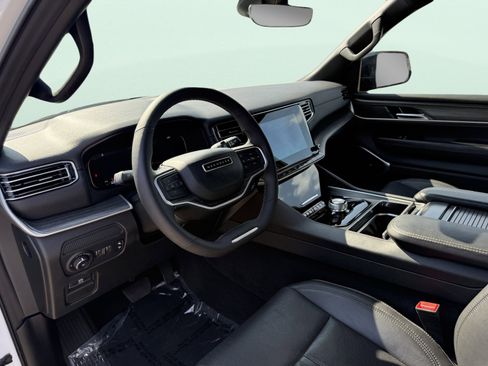 Used 2024 Jeep Wagoneer Series II w/ Flexible Seating Group image 34