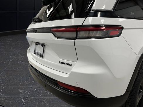 Used 2023 Jeep Grand Cherokee Limited w/ Luxury Tech Group II image 33