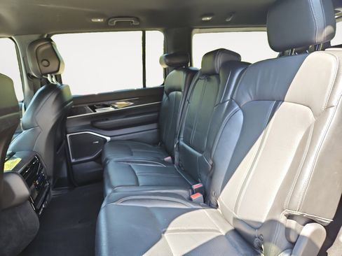 Used 2022 Jeep Wagoneer Series III image 13