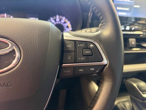 Used 2021 Toyota Highlander LE AWD/4WD image 23