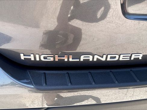 Used 2025 Toyota Highlander XLE FWD image 30