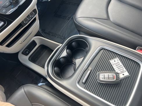 Used 2023 Chrysler Pacifica Touring-L image 35