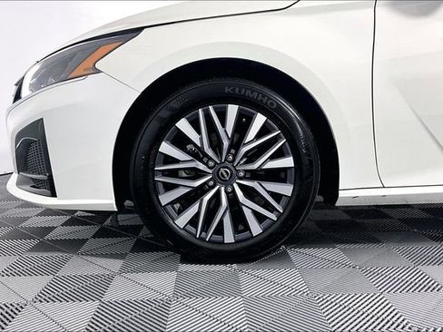 Used 2025 Nissan Altima 2.5 SV FWD image 8