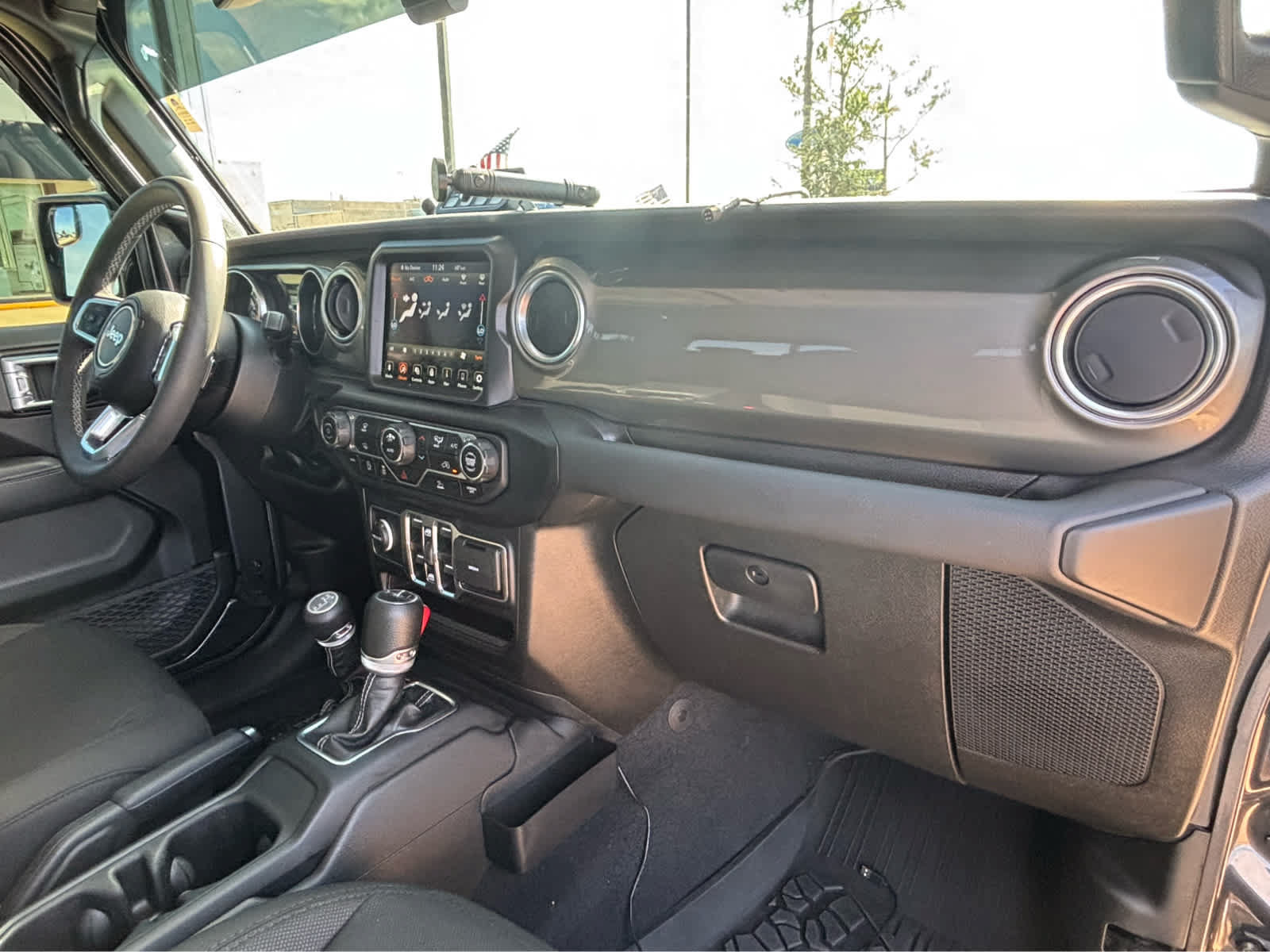Used 2023 Jeep Gladiator Overland AWD/4WD image 11