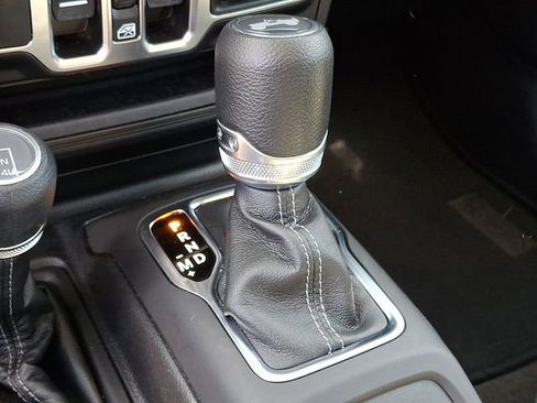 Used 2025 Jeep Wrangler Unlimited Sport AWD/4WD image 14