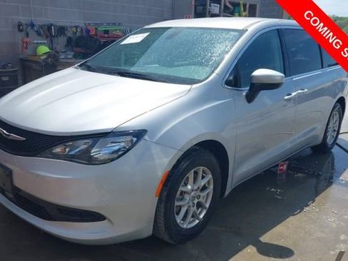 Used 2022 Chrysler Voyager LX FWD image 1