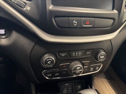 Used 2018 Jeep Cherokee Limited w/ Luxury Group AWD/4WD image 22