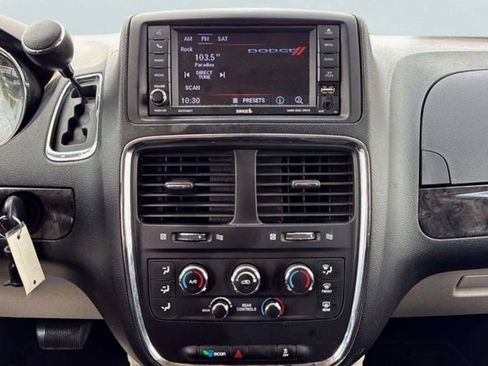Used 2019 Dodge Grand Caravan SE w/ UConnect Hands-Free Group FWD image 10