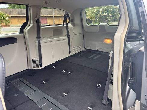 Used 2016 Chrysler Town & Country Touring FWD image 15
