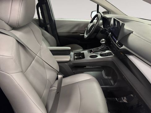Used 2025 Toyota Sienna XLE FWD image 15