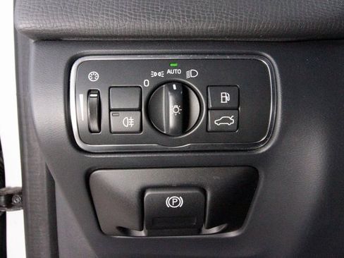 Used 2016 Volvo XC60 T5 Premier w/ Climate Package image 16