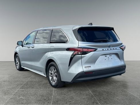 Used 2021 Toyota Sienna XLE AWD/4WD image 3
