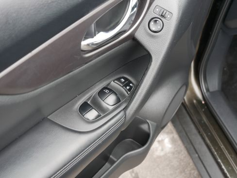 Used 2016 Nissan Rogue S image 19