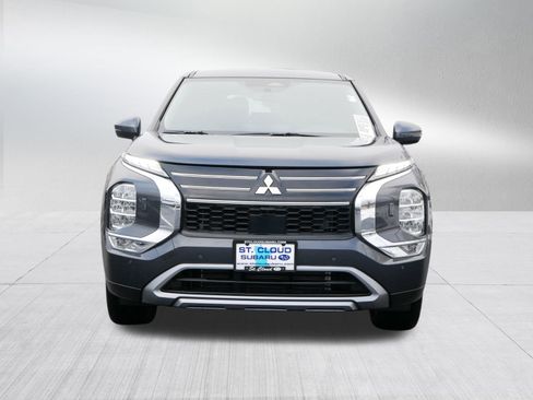Used 2025 Mitsubishi Outlander SE image 2
