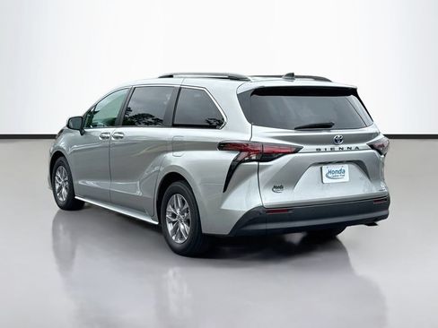 Used 2024 Toyota Sienna XLE FWD image 5