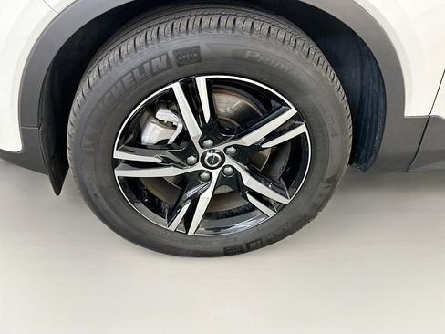 Used 2025 Volvo XC40 B5 Core image 11