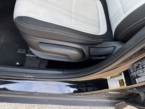 Used 2023 Hyundai Venue SEL image 22