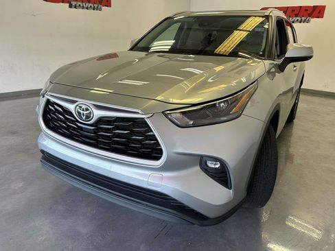 Used 2024 Toyota Highlander XLE FWD image 7