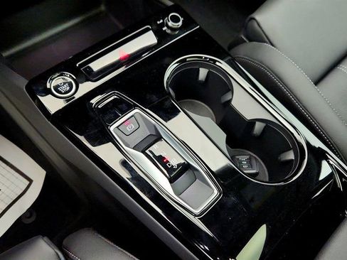 Used 2025 Audi Q6 e-tron Premium Plus w/ Premium Plus image 17