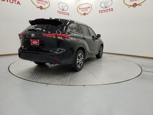 Certified 2023 Toyota Highlander XLE image 8