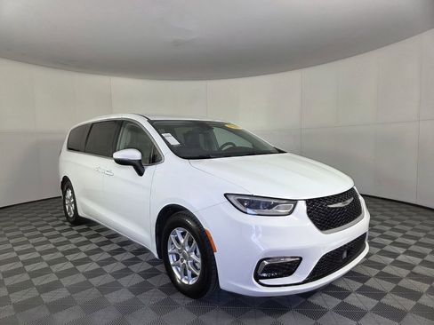 Certified 2023 Chrysler Pacifica Touring-L image 30