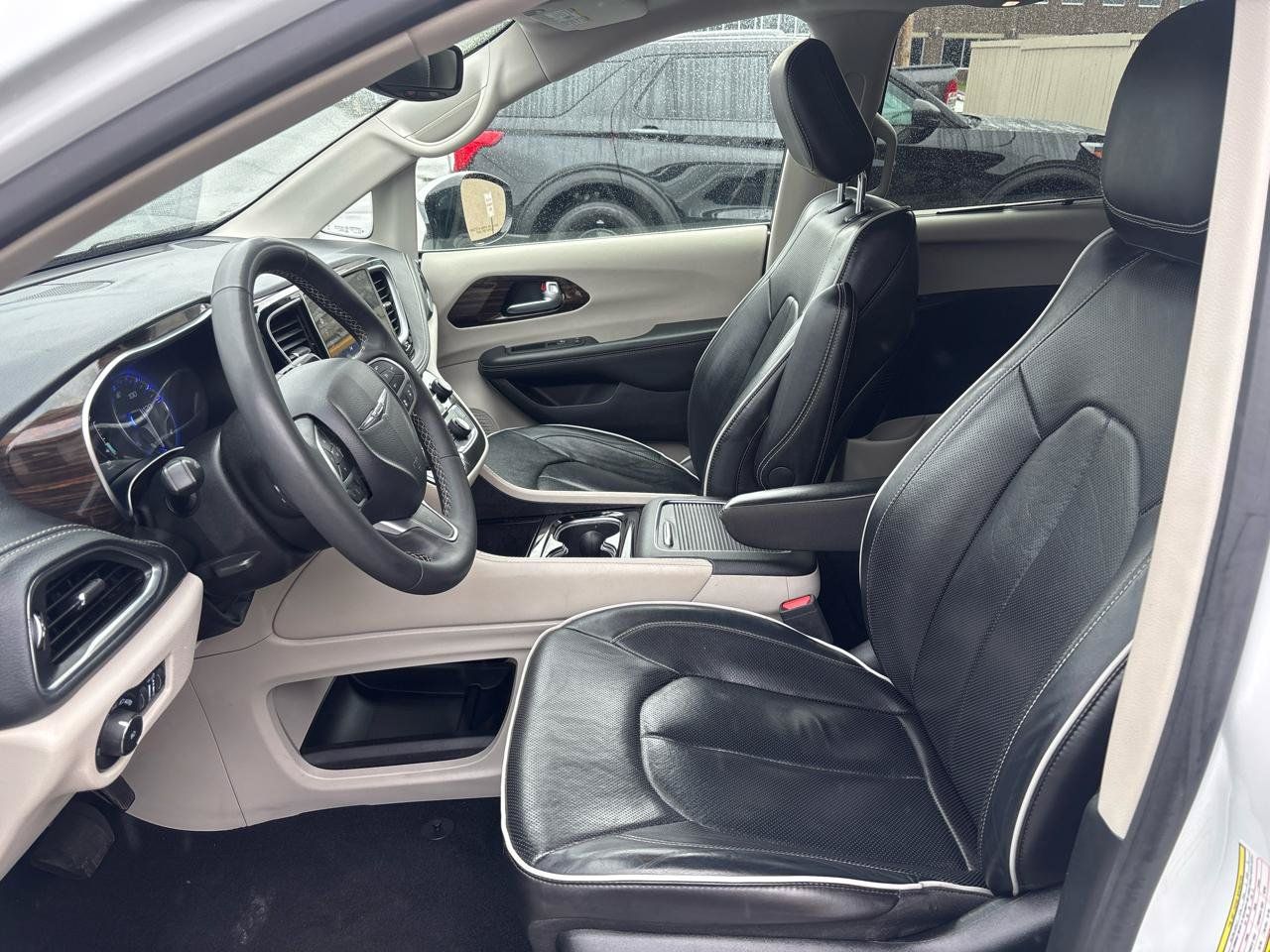 Used 2023 Chrysler Pacifica Limited FWD image 13