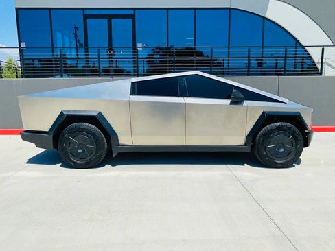 Used 2024 Tesla Cybertruck AWD Crew Cab image 10