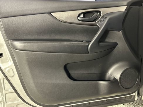 Used 2021 Nissan Rogue Sport S image 33