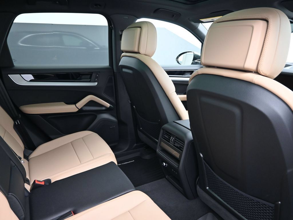 Used 2026 Porsche Cayenne AWD/4WD image 7