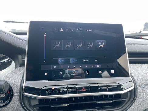 Used 2024 Jeep Compass Latitude image 16