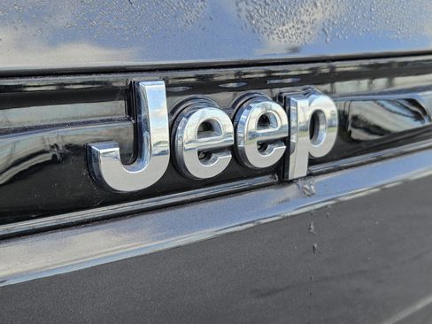 Used 2024 Jeep Grand Cherokee Laredo X image 15