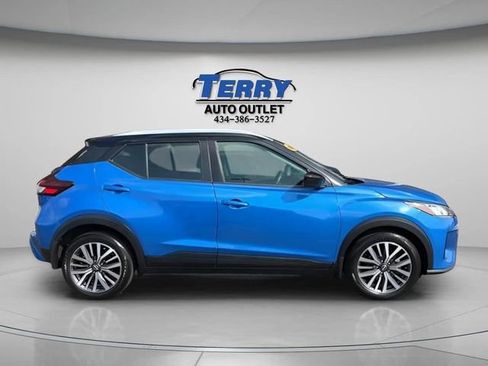 Used 2023 Nissan Kicks SV FWD image 1
