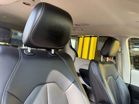 Used 2021 Chrysler Voyager Lxi image 22