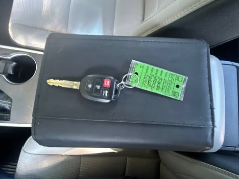 Used 2016 Toyota Camry SE FWD image 25