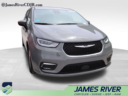 Used 2023 Chrysler Pacifica Touring-L FWD image 8