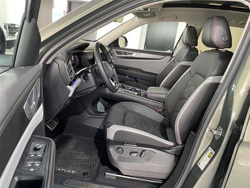 Used 2024 Volkswagen Atlas Peak Edition SEL AWD/4WD image 18