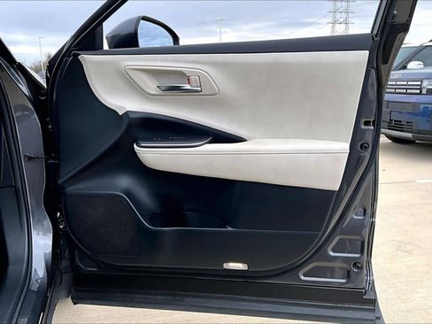 Used 2023 Toyota Crown Limited image 21