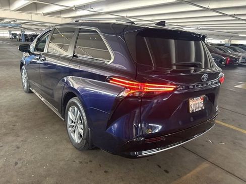 Used 2024 Toyota Sienna Limited image 4
