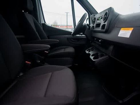 Used 2025 Mercedes-Benz Sprinter 2500 image 31