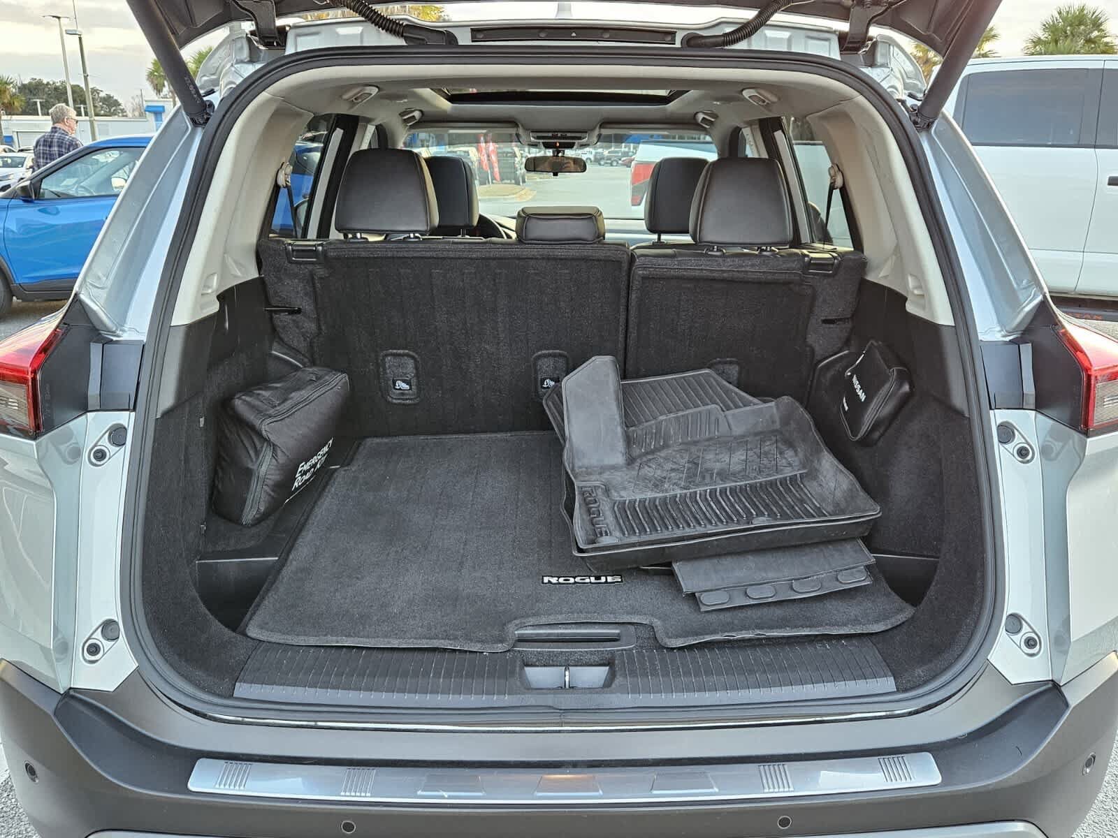 Used 2023 Nissan Rogue SV w/ SV Premium Package FWD image 6