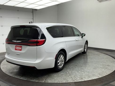 Used 2024 Chrysler Pacifica Touring-L image 37