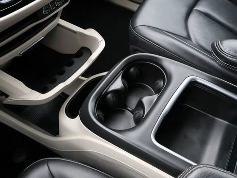 Used 2024 Chrysler Pacifica Touring-L image 33