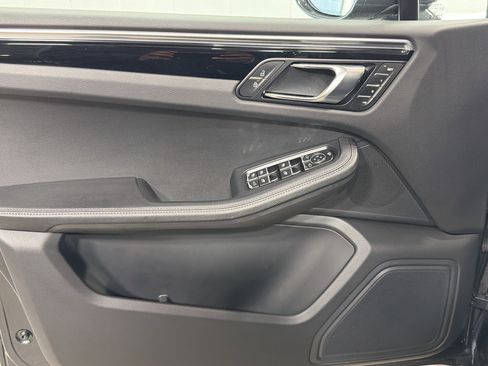 Certified 2025 Porsche Macan image 22