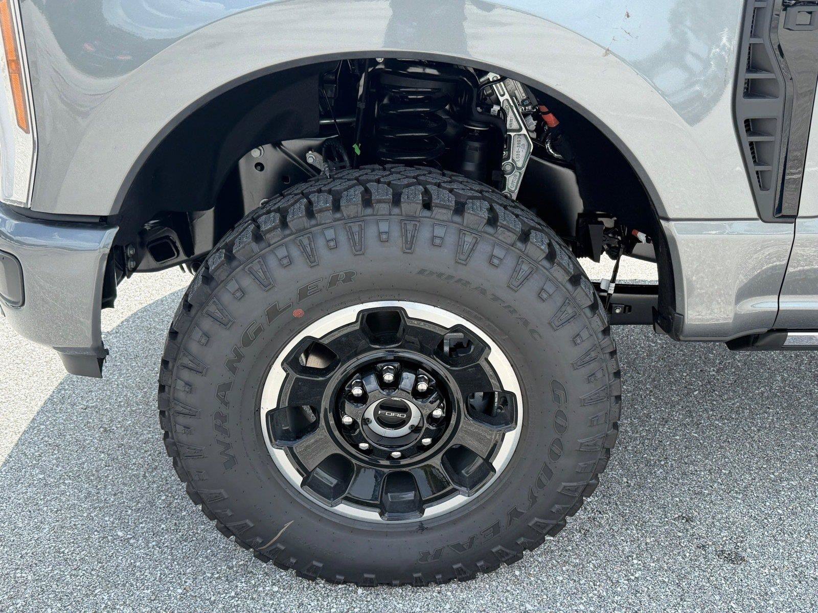 New 2026 Ford F350 Platinum w/ Tremor Off-Road Package AWD/4WD image 11