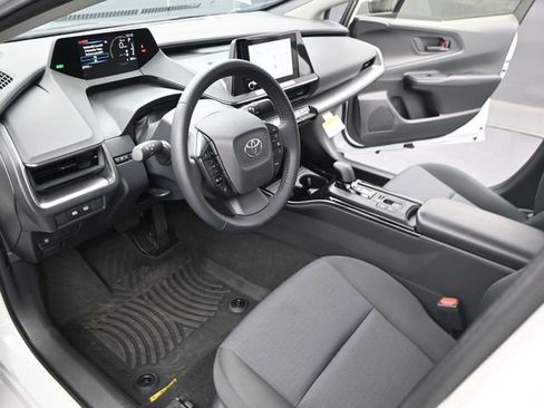 Used 2025 Toyota Prius LE image 4