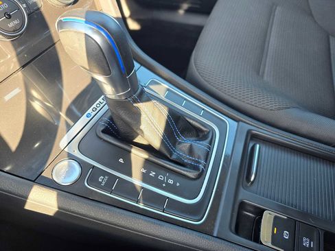 Used 2018 Volkswagen e-Golf SE w/ DC Fast Charging Package image 30
