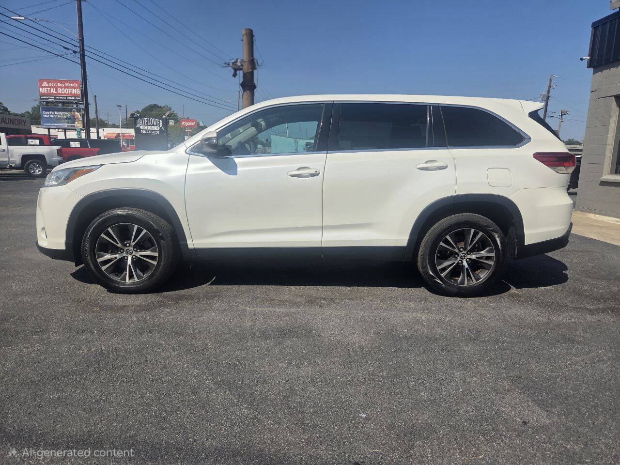 Used 2019 Toyota Highlander LE FWD image 2