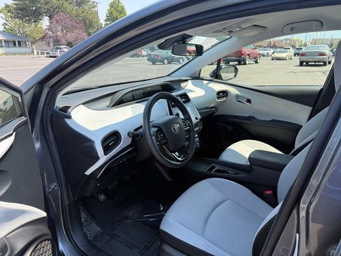 Used 2022 Toyota Prius LE FWD image 11