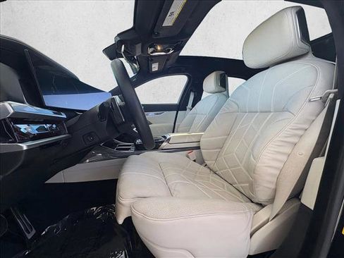 Used 2023 BMW 740i w/ Executive Package image 17